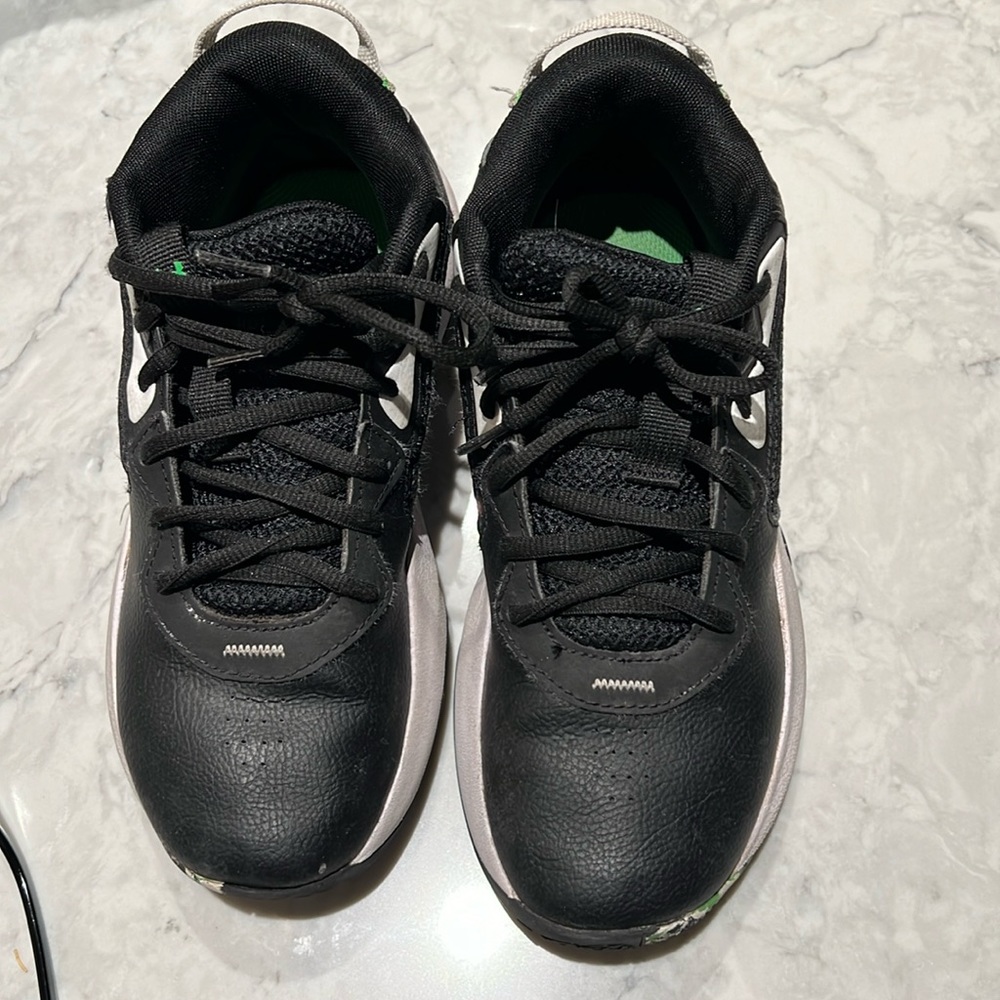 Under armour boy 6y sneaker.
